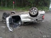 Водитель уснул: на Серовском тракте Skoda вылетела с дороги и трижды перевернулась (фото)