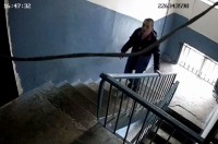 В Нижнем Тагиле обокрали квартиру, пока хозяйка находилась в другой комнате (видео)