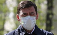 Свердловчане грозят Куйвашеву коллективной жалобой в генпрокуратуру из-за отсутствия бесплатных масок. В ответ губернатор рассказал о 400 тыс бесплатно розданных СИЗах