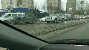 На перекрёстке Серова-Островского Hyundai влетел в маршрутку (видео)