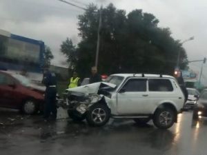 Очередная авария на Восточном шоссе: сошлись Нива и старая иномарка (фото)