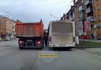 В Нижнем Тагиле подрались водители рейсового автобуса и КАМАЗа (видео)