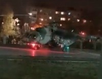 Вышли люди в сопровождении охраны: в Нижнем Тагиле у больницы сел военный Ми-8 (видео)