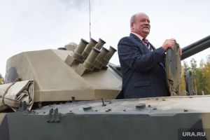 УВЗ придется задуматься над «танком-кабриолетом» для «застрявших депутатов». Ургант шутит про выставку вооружений в Тагиле (видео)