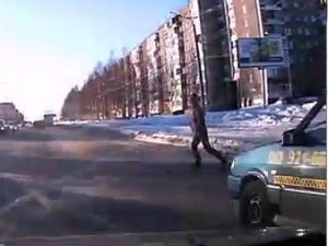 На Вагонке ВАЗ-2114 сбила пешехода на переходе (ВИДЕО)