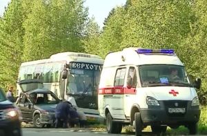 Автобус столкнулся с легковушкой под Нижним Тагилом. В аварии пострадал ребёнок
