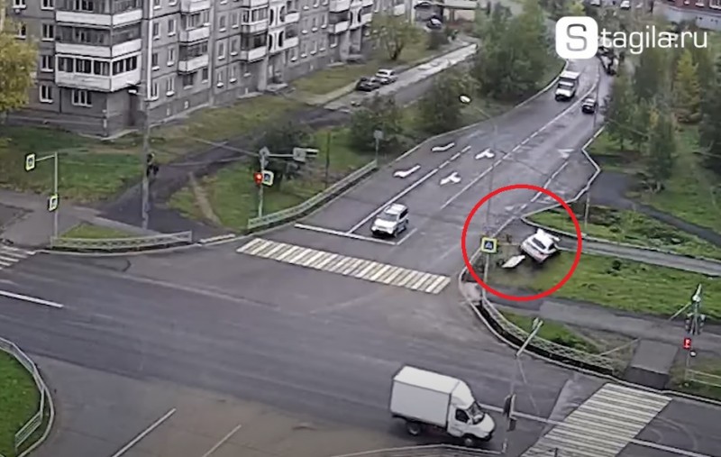 В Нижнем Тагиле автоледи на BMW X6 при повороте вылетела на тротуар и снесла дорожный знак (видео)