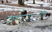 После схода снега в Нижнем Тагиле остались кучи мусора (видео)