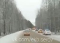 На трассе Екатеринбург — Нижний Тагил сразу больше десятка автомобилей пробили колеса (видео)