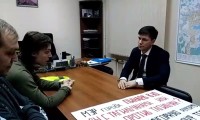 На четвёртый день бессрочного пикета против мусорной реформы Андрей Ленда вышел к активистам и пригласил в мэрию (видео)