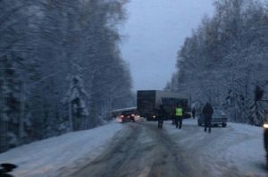 Пробка на много километров: на Серовском тракте фура встала поперек дороги (фото)