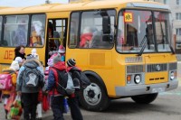 Школьники пропускают уроки из-за уволенного за отказ поставить прививку водителя автобуса