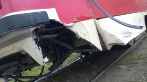 В Нижнем Тагиле трамвай протаранил вылезшую на рельсы легковушку (фото, видео)