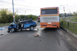 Автобус и легковушка столкнулись в Нижнем Тагиле. Погибла женщина (фото)