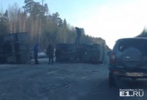На Серовской трассе два грузовика перевернулись и перегородили полдороги (видео)