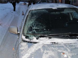 В первый день декабря под колёсами машин пострадали два человека