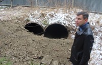 В ООО «Водоканал-НТ» объяснили, зачем им две огромные трубы, идущие в Черноисточинский пруд: они нужны для отвода дождевой воды из канавы