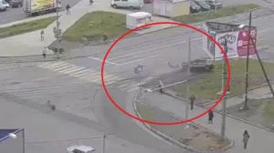 Везунчик дня: в Тагиле неуправляемый автомобиль пролетел в сантиметре от пешехода (видео)