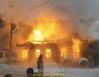 В Нижнем Тагиле сгорел дом (видео)