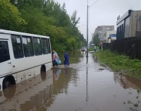 «Впору становиться водоплавающими»: тагильчане негодуют из-за затопленных улиц (фото, видео)