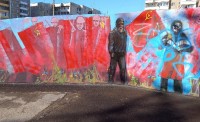 В Нижнем Тагиле вандалы снова испортили граффити с изображением бабушки с советским флагом