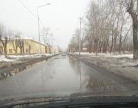 Жители Вагонки жалуются на грязь и лужи на дорогах из-за реагентов