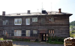 Кровля ветхого дома частично обрушилась после грозы в Уральце