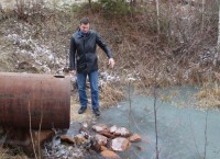 «Балыбердин утверждал, что труба сухая»: общественники обнаружили вырезку в трубе «Водоканала-НТ» для слива отходов в Черноисточинский пруд (видео)