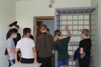 Трудным подросткам устроили экскурсию в изолятор временного содержания