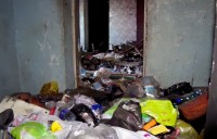 Комнаты завалены мусором по пояс: мэрия выселяет тагильчанку с тремя детьми из квартиры, в которой и жить-то невозможно