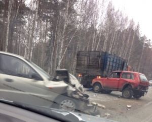 На Серовском тракте пробка и страшная авария: столкнулись 4 машины (фото)