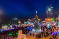 В Нижнем Тагиле открыли главную елку города и ледовый городок на Театральной площади (фотоотчет)