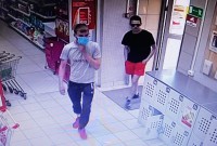 В Нижнем Тагиле двое молодых людей украли алкоголь в магазине и скрылись с места преступления (видео)