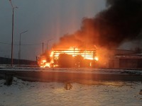 На Серовском тракте у кафе сгорел Камаз (фото, видео)