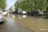 У Горно-металлургического колледжа затопило дорогу (фото)