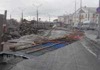В Нижнем Тагиле на привокзальной площади упал забор (фото)