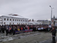 На митинг против строительства мусорного завода в Красноуфимске вышли сотни местных жителей (фото)