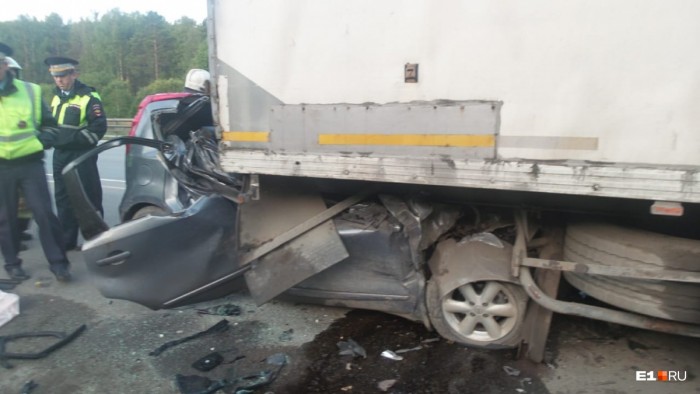 На Серовском тракте водитель Nissan погиб, влетев под фуру на полном ходу (фото)