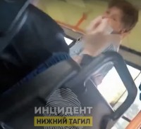 В тагильском трамвае кондуктор подралась с пассажиркой (видео)