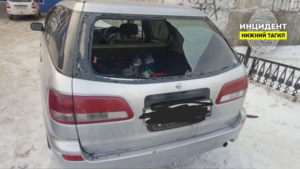 В Нижнем Тагиле неизвестный разбил стекла у более десятка автомобилей и обокрал их (видео)