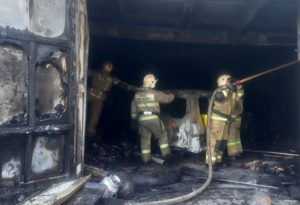 В Нижнем Тагиле сгорел гараж с внедорожником после работ электриков