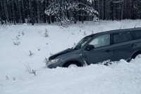 На Серовском тракте разбился кроссовер, который вез пассажиров из BlaBlaCar: фото