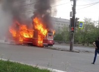 В Нижнем Тагиле на ходу загорелся трамвай. Он полностью выгорел за минуту (фото, видео)