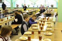 Бизнес на детях: 90% за школьные обеды платят родители, а кормят фальсификатом и некачественными продуктами