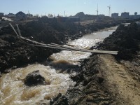 В траншее у моста через Тагильский пруд лопнула ещё одна труба (видео)