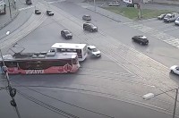 В Нижнем Тагиле водитель автобуса с пассажирами протаранил легковушку и долго возмущался (видео)