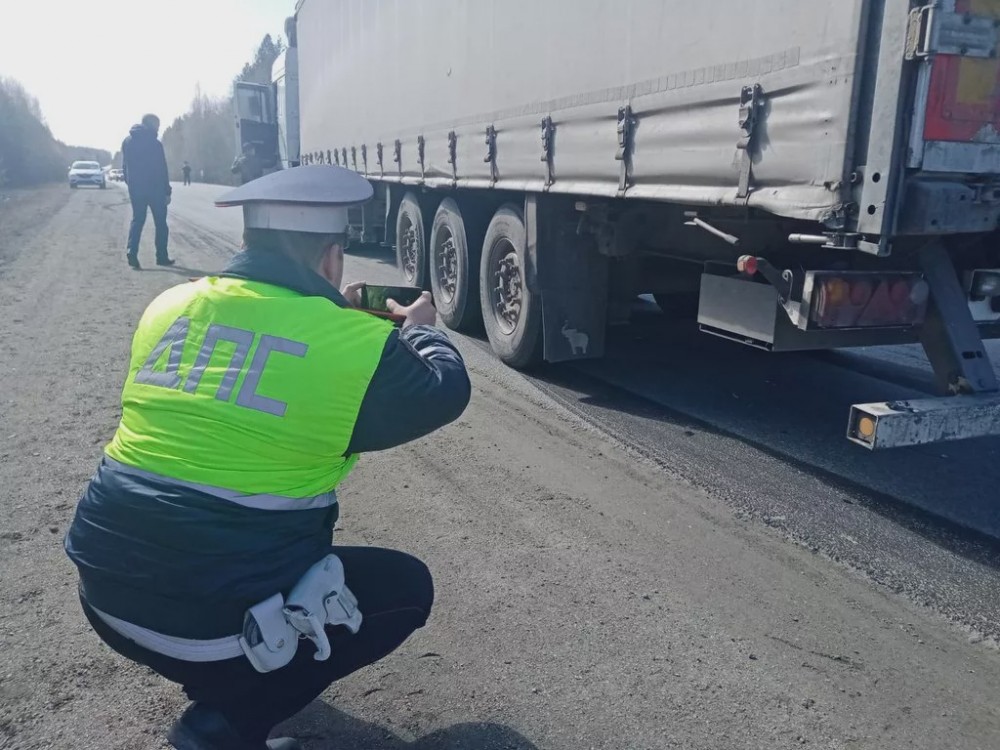 Шагнул под колёса: на Серовском тракте грузовик насмерть сбил пешехода (фото)