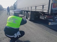 Шагнул под колёса: на Серовском тракте грузовик насмерть сбил пешехода (фото)