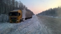 На Серовском тракте второй день из кюветов достают «перевертышей». На плохо очищенную от снега трассу жалуются водители и ГИБДД