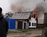 В Нижнем Тагиле днем сгорел дом (фото, видео)